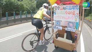 愛心母女三輪車環島 贈公益機構物資