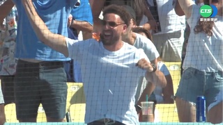 老弟單場敲2安打 "K湯"場邊熱舞開直播