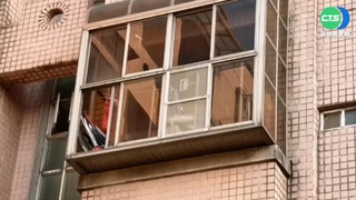 假裝配合盤查! 竊盜通緝犯拿刀刺警逃跑