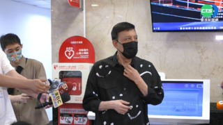 驚傳「右半邊不能動」！余天親回最新病況