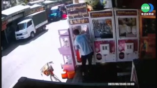 娃娃機店失竊錢沒少! 門口"鎮瀾宮紅綾"被偷