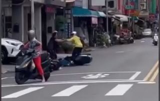 一言不合就開打！左轉未注意害受驚 騎士「當街互打」