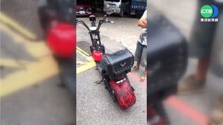 男騎未掛牌電動自行車! 警攔查開罰