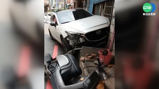 砰砰砰! 2轎車街口擦撞 1車失控再撞民宅