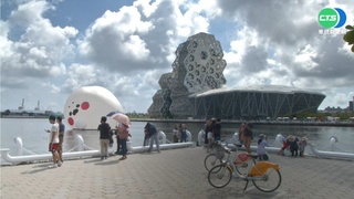 愛河灣6隻"巨星"全亮相 遊客驚喜搶拍