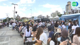 大稻埕煙火湧人潮 民眾搶卡位"河景第一排"