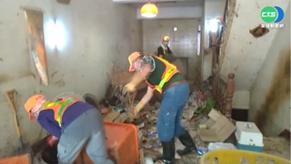 高雄髒亂屋"清空" 5天清出近32噸垃圾!