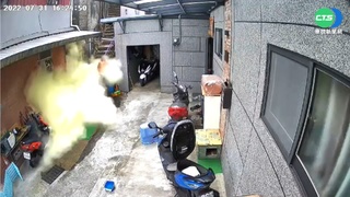 基隆消防滅火器突爆炸 乾粉四散住戶嚇壞