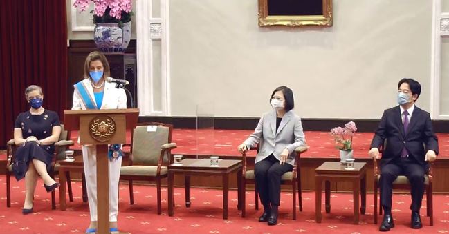 頒贈裴洛西「卿雲勳章」 蔡英文：台灣不會退縮民主防線 | 華視新聞