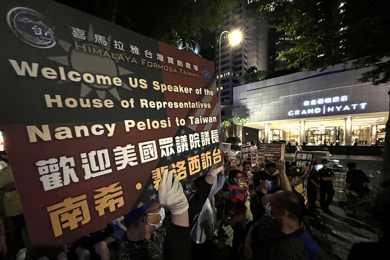 民眾在君悅酒店前舉牌歡迎裴洛西(圖/中央社)