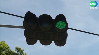 南投路口紅綠燈罩變波浪形 疑被熱到融化?