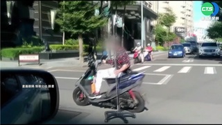 騎士邊打點滴邊騎車! 危險駕駛最高罰2.4萬