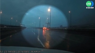驚險! 疑天雨路滑急踩煞車 轎車失控撞護欄