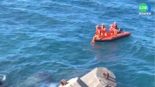 基隆潮境公園風強浪大! 2男玩SUP卡消波塊