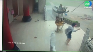 超狂風雨襲! 屏東普渡棚架被吹倒20人傷