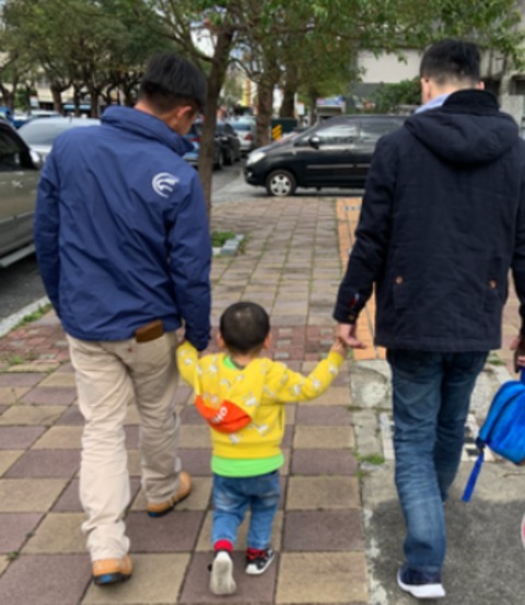 網淚推「雙倍父愛」!孩嗲喊爸比 兩個爸爸:值得了