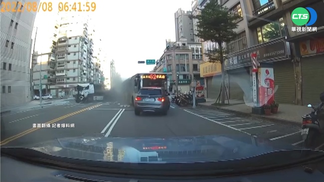 松鼠害斷電無號誌 竹市拖板車撞公車釀6傷 | 華視新聞