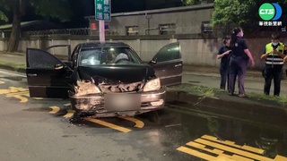 女酒駕先撞步兵學校圍牆 再撞路燈昏迷送醫