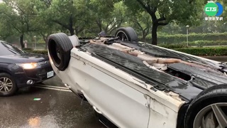 自撞翻車肇事神隱 焦急車主母淋雨忙善後