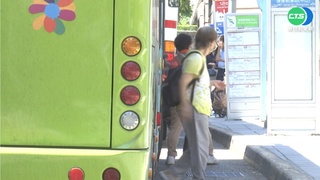 下公車回頭補刷卡 乘客遭車門彈飛摔倒