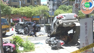 衝上人行道連撞9車!駕駛無照 1路邊騎士枉死