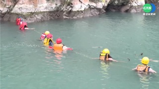 救援女友溺水親人 男子反遭沖走命危