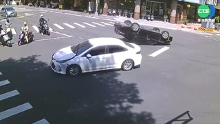 兩車撞成"聖筊" 駕駛留名片先離開涉肇逃