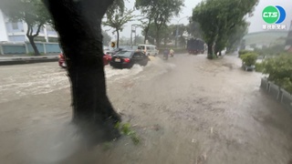 南投現20cm積水 騎車載孩涉水險象環生