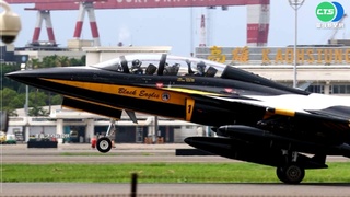 南韓黑鷹特技隊 過境小港機場! 軍事迷搶拍