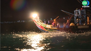 百年金山蹦火重現! 上萬青鱗魚飛躍海面