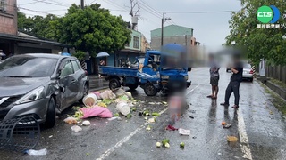 碰!貨車.轎車撞一團3人傷 蔬菜散滿地