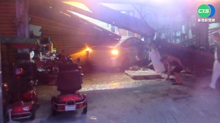 酒駕撞破店家鐵門 老闆:萬一加班就挨撞