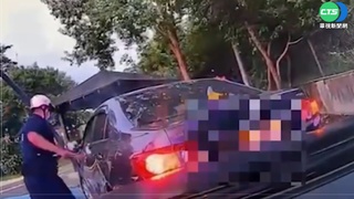 拒捕還撞警! 酒駕男逃逸撞進公園險撞童