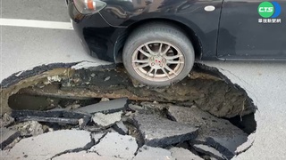 台南路塌驚魂 路邊車輪懸空卡半米深坑洞