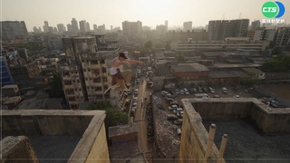 用跑酷遊印度孟買!德國高手晒衣架上翻滾