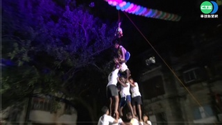 印度"搶陶罐疊羅漢"跌落慘摔 逾百人受傷