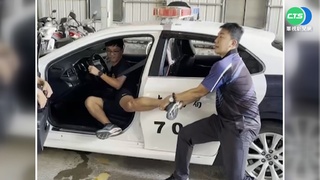 遇嫌犯想開車逃 "警界葉問":第一動作拉腳