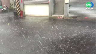 台中傍晚下"彈珠大小"冰雹 路人紛紛閃避