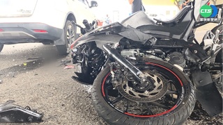 轎車迴轉撞機車 兄弟噴飛父母嚇呆
