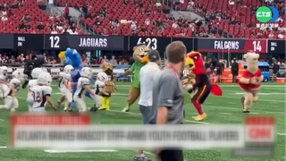 美式足球吉祥物下場比賽 粗暴推童惹爭議