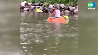 384公斤大南瓜! 男子挖空當船漂一天