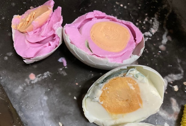情人節限定？ 煮飯驚見「粉色鹹鴨蛋」最好別吃 | 華視新聞