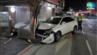 轎車闖紅燈撞飛休旅車 衝進騎樓2車共4傷