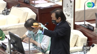 畢業禮物! 王世堅送柯小金人"最差市長獎"