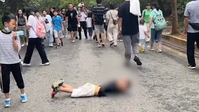 躺平不夠！中國男童爬山太累直接「滾下山」遊客顆顆笑 | 華視新聞