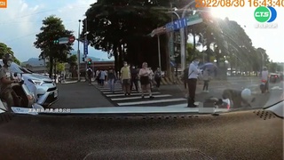 未禮讓行人衝斑馬線 騎士連人帶車被推倒