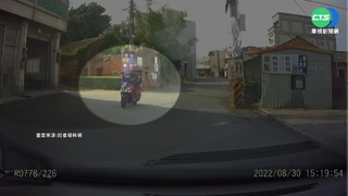 扯!男"腳"騎車邊滑手機 網酸:失手就在陰間