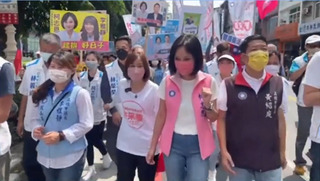 柯志恩登記參選高雄市長 送禮給陳其邁：祝畢業快樂