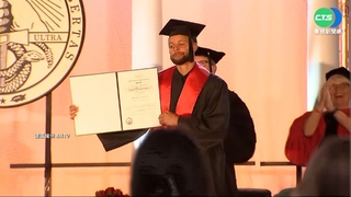 相隔13年大學畢業了! Curry穿學士服秀文憑