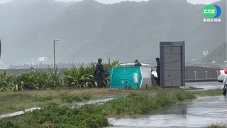 基隆風雨漸強 潮境公園流動廁所被吹倒